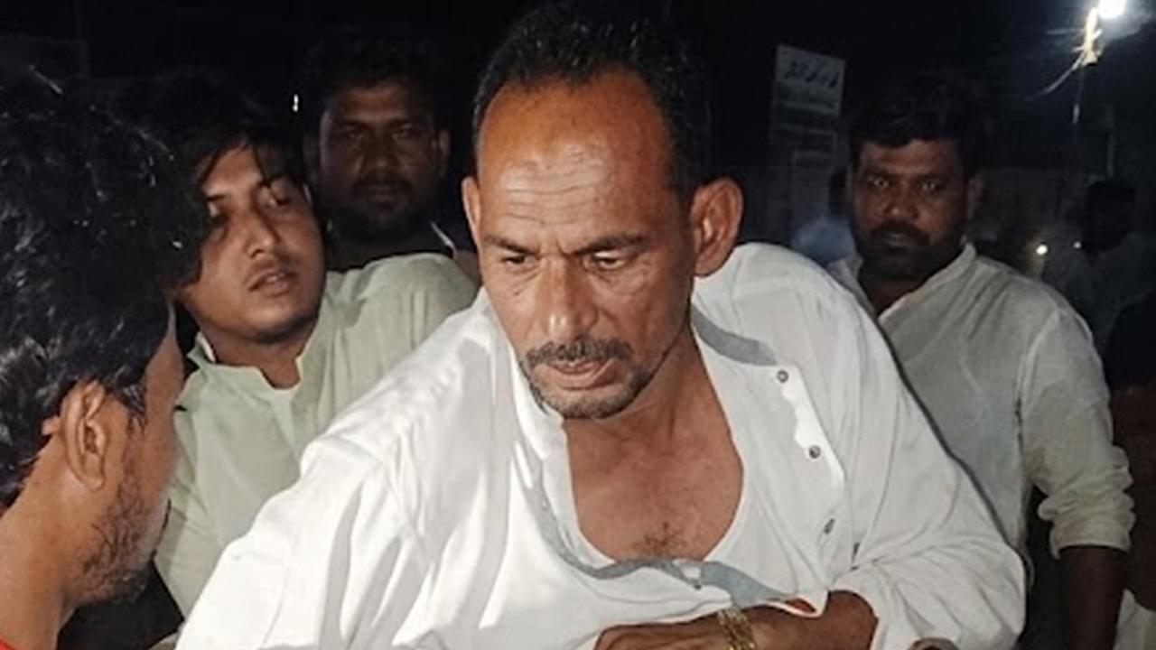 পাবনায় প্রতারণার অভিযোগে বিএনপি নেতাকে গণপিটুনি, পুলিশে সোপর্দ - Chief TV