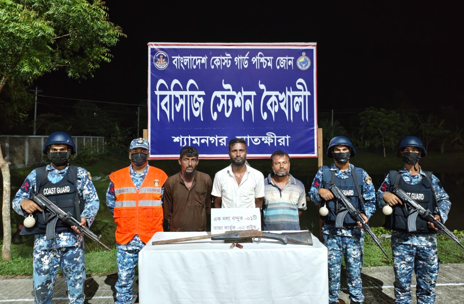 সুন্দরবনের ত্রাস জোনাব বাহিনীর তিন সদস্য অস্ত্রসহ আটক: কোস্ট গার্ডের বিশেষ অভিযানে বড় সাফল্য - Chief TV