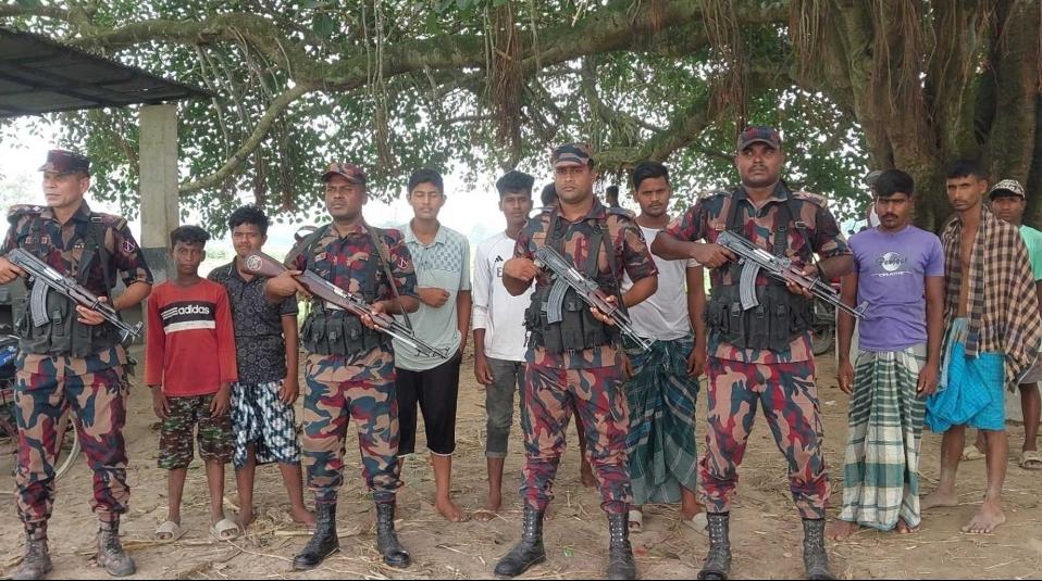 পুশইনের শঙ্কায় ঠাকুরগাঁও সীমান্তে বিজিবির সঙ্গে পাহারায় গ্রামবাসী - Chief TV