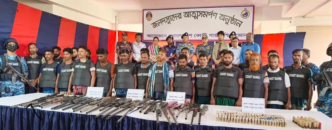 সুন্দরবনে ছোট জাহাঙ্গীর বাহিনীর প্রধানসহ ২৭ বনদস্যুর আত্মসমর্পণ-chief tv