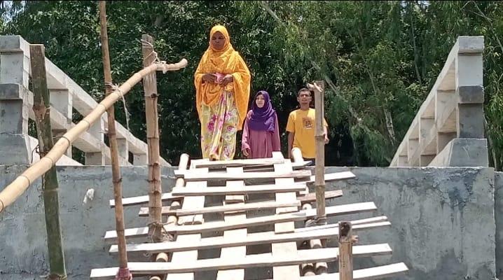 গাইবান্ধার সুন্দরগঞ্জের শেষ সীমানায় ঠিকাদারের অবহেলায় বন্ধ ব্রিজ নির্মাণকাজ, চরম দুর্ভোগে এলাকাবাসী-chief tv