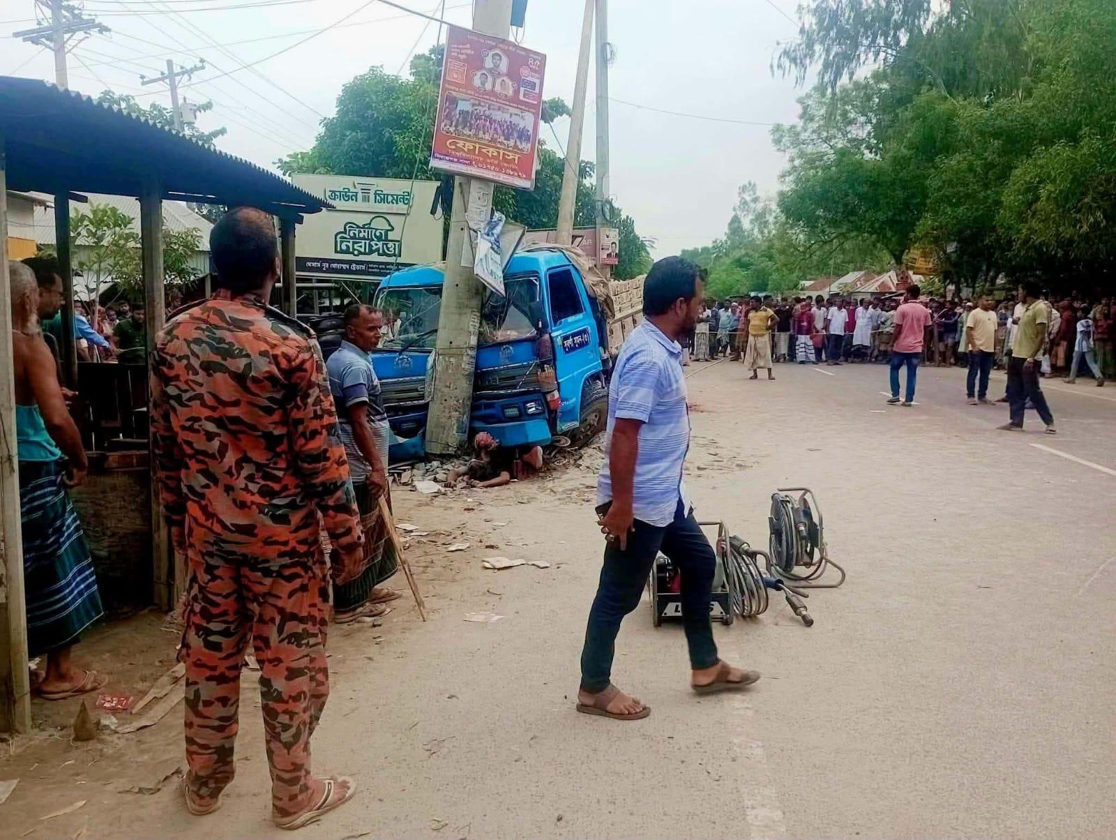 কাজিপুরে বালুবাহী ট্রাকের চাপায় ভ্যানচালক নিহত, আহত ৩ -chief tv